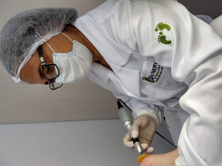 Ana Nery realizando um procedimento com laser