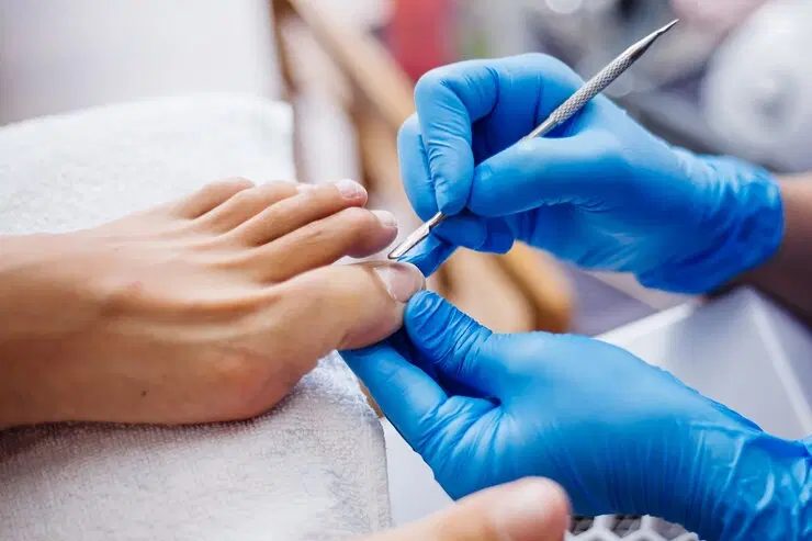 Procedimento podológico com materiais esterilizados